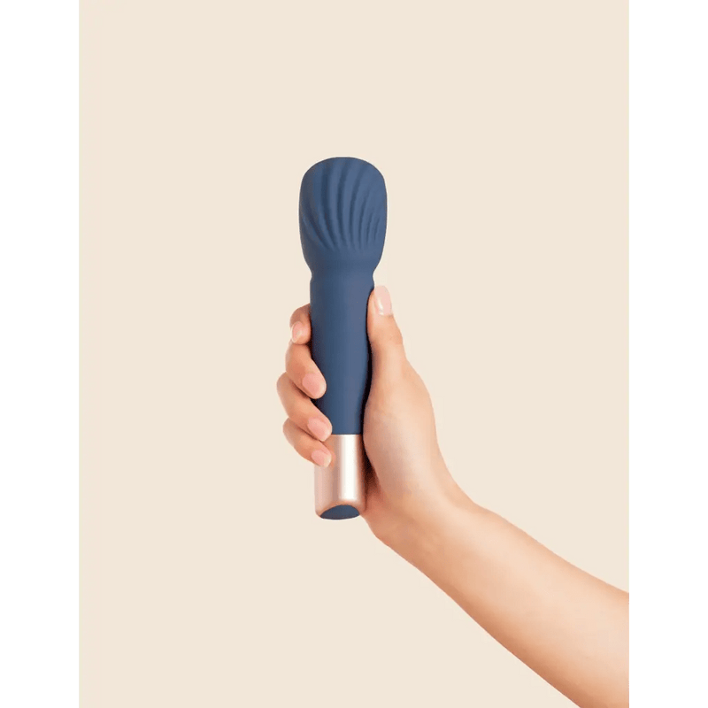 holding in the hand deia massager 