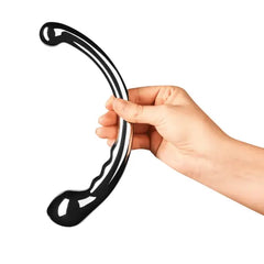 Hand gripping the center arc of Le Wand Hoop to demonstrate lightweight ergonomic balance