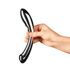 Hand gripping Le Wand Arch dildo vertically to demonstrate balanced handheld scale