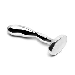 Horizontal lay-flat of prostate plug showing oval base engraved with b-Vibe logo